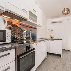  Apartment Maza